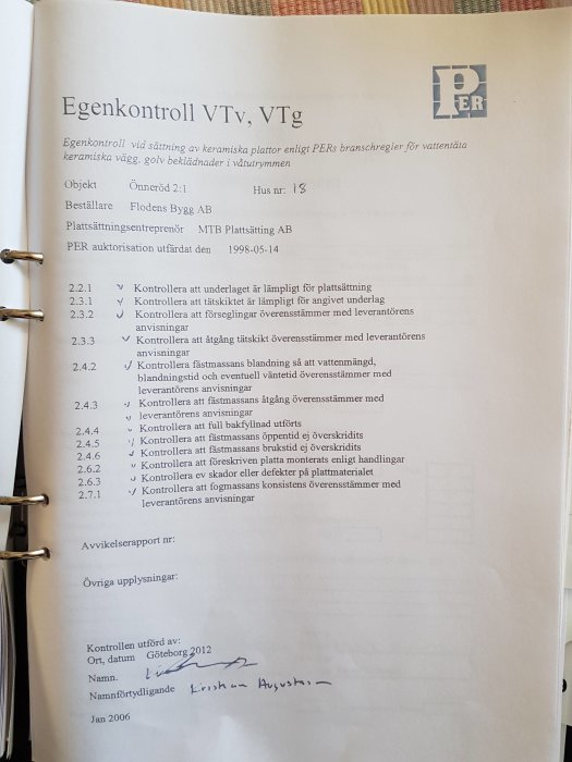 Bild på en sida från en egendokumentation för byggnadsarbete med checklistor och signatur.