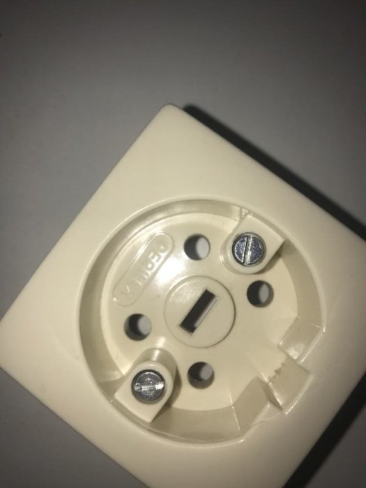 Närbild på en okopplad 230V vägguttag för spis i en lägenhet.