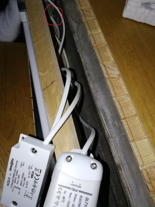 Lampsladd dragen mellan strömställare och LED-drivers dold i väggens konstruktion.