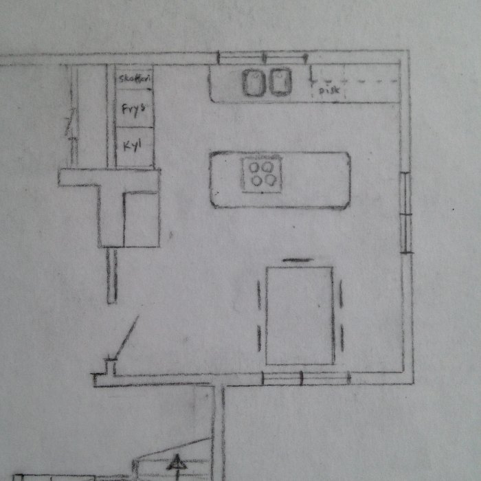 Handritad planritning av ett kök med köksö, kyl, frys, diskho, spis och plats för matbord.