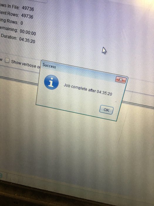 Popup-fönster som visar "Job complete after 04:35:20" på en datorskärm.