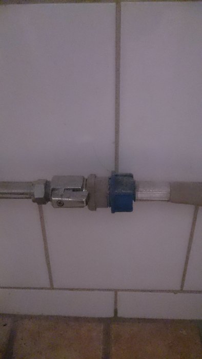 Bild på en ballofixventil ansluten mellan ett 12 mm klämringrör och en 25 mm tvättmaskinsanslutning.