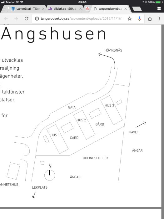 Svartvit ritning av bostadsområde med hus, gårdar, lekplats och parkeringsplats, markerad med norrpil.