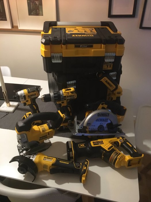 Nya DeWalt verktyg inklusive borrskruvdragare, cirkelsåg och sticksåg med batterier och förvaringsväskor.