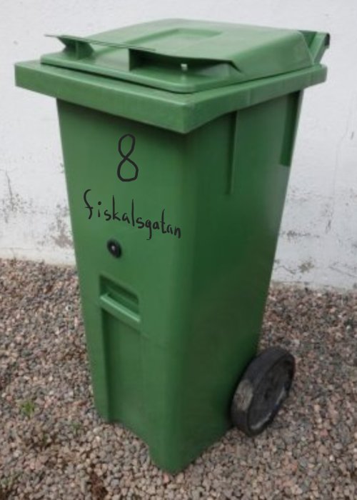 Grön sopkärl med hjul och texten "8 Fiskalsgatan" på framsidan.