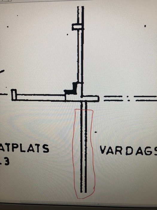 Ritning av en modifierad vägg med halv höjd markerad i rött och full höjd i blått mellan matplats och vardagsrum.