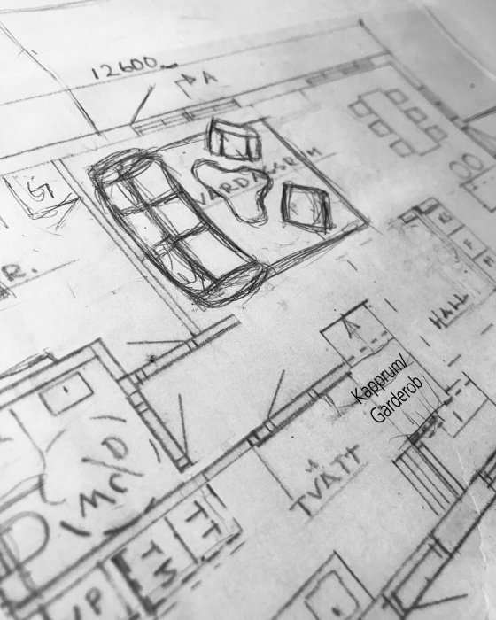 Handritad skiss av rumslayout med möblering och dimensioner markerade.