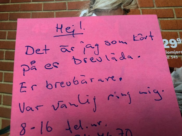 En post-it-lapp med handskriven text på en Biltema-katalog.