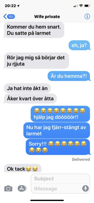 SMS-konversation där någon oavsiktligt aktiverat larmet medan deras partner var hemma.