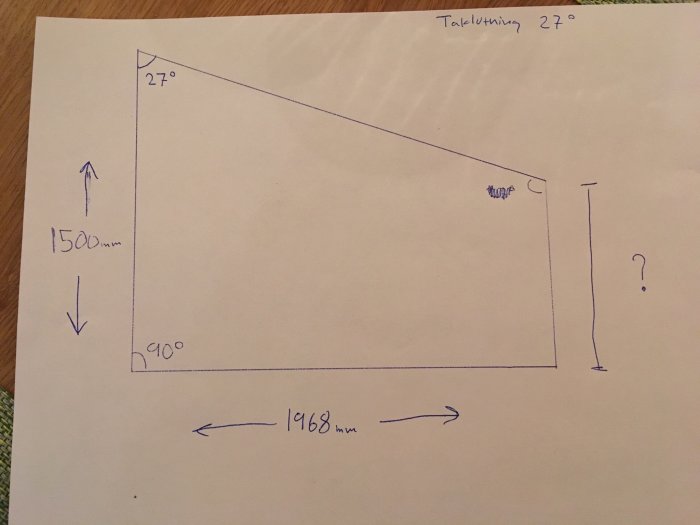 Handritad skiss av en triangel med en vinkel på 27 grader och noterade mått, en sida är markerad med ett frågetecken för dess höjd.
