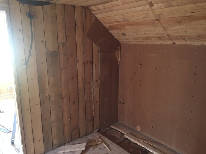 Husrenovering med exponerade massiva träplank som innerväggar och en delvis synlig strömkabel.