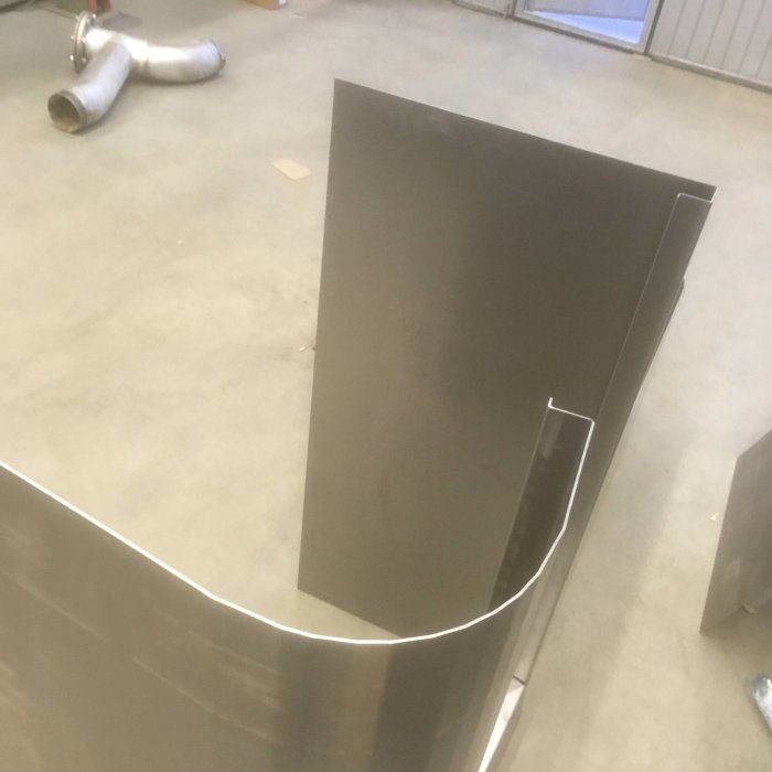 Bockade metallplåtsdelar till byggprojekt med synlig tröskelbit och karmöverstycke.