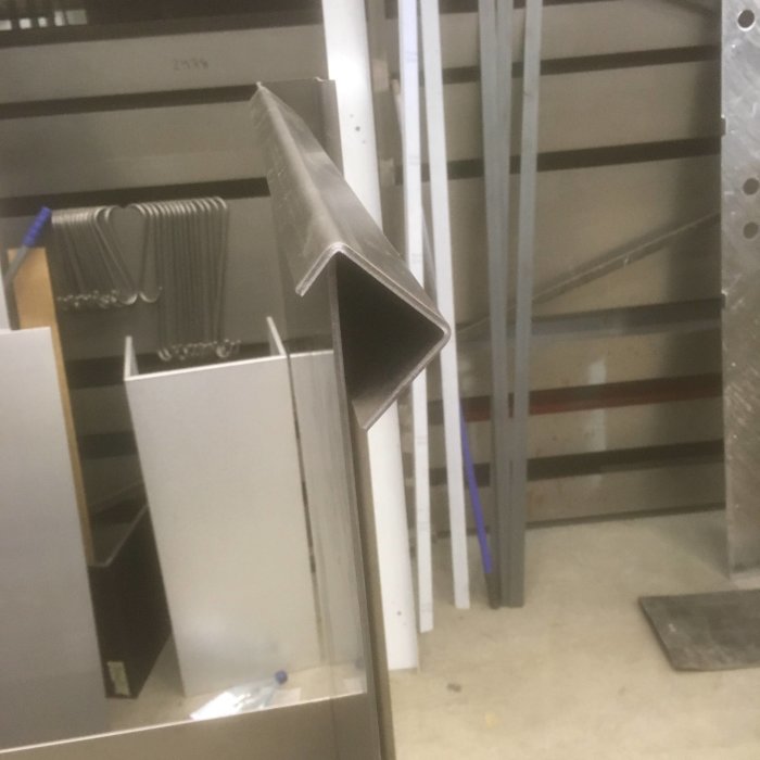 Bockade plåtdelar och profiler i verkstad med lutning och karmöverstycke.