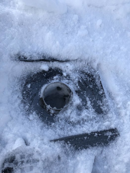 Hål i taket på en villa, synligt genom nyskottad snö, vilket misstogs för vanlig ventilation.