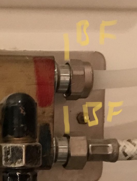 Närbild på två 20 mm slangar med in- och utvändig gänga kopplade till en kulventil, eventuell isolering efterfrågas.