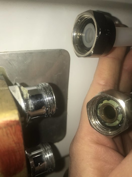 Närbild på 20 mm inkommande slangar med invändig och utvändig gänga för en ångbastuinstallation.