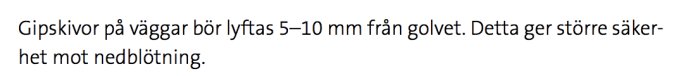 Text från ett foruminlägg där det rekommenderas att gipsskivor på väggar bör lyftas 5-10 mm från golvet för att förebygga fuktskador.