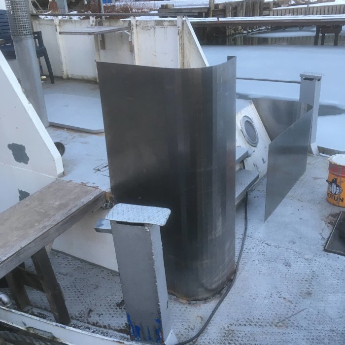 Monterad första biten av konstruktion som linjerar med räcket och dörren, under byggprojekt.
