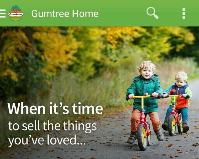 Två små barn på balanscyklar längs en höstig parkväg i en annonsskärmbild för Gumtree Home.