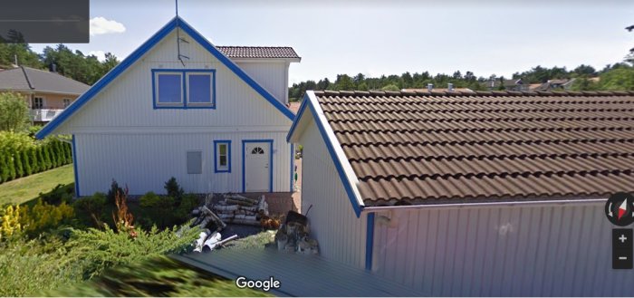 Ett hus med blå panel och sadeltak, undran om möjligheten att bygga till en våning enligt byggnormer.