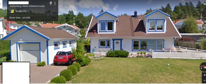 Tvåvåningshus med vit fasad, blå fönsterkarmar och tegeltak med en angiven taklutning som diskuteras i förhållande till maximal byggnadshöjd.