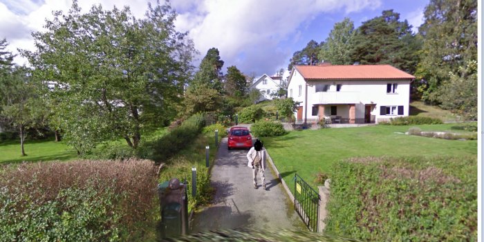 Uppfart med simulerade ljuspollare för belysningsplanering vid en villa, inlagda digitalt med redigeringsverktyg.