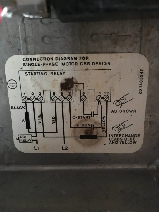 Kopplingsschema för enfasig motor CSR design med startrelä, kondensatoranslutningar 9&11, och färgmärkta ledningar.