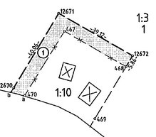 Schematisk bild av ett kartutdrag med fastighetsgränser, nummer och koordinater, inringat område i rött.