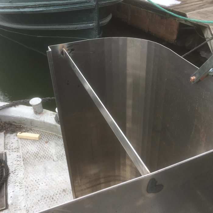 Metallkonstruktion vid en båtbrygga, möjligtvis en del av ett byggprojekt relaterat till vatten eller båtar.