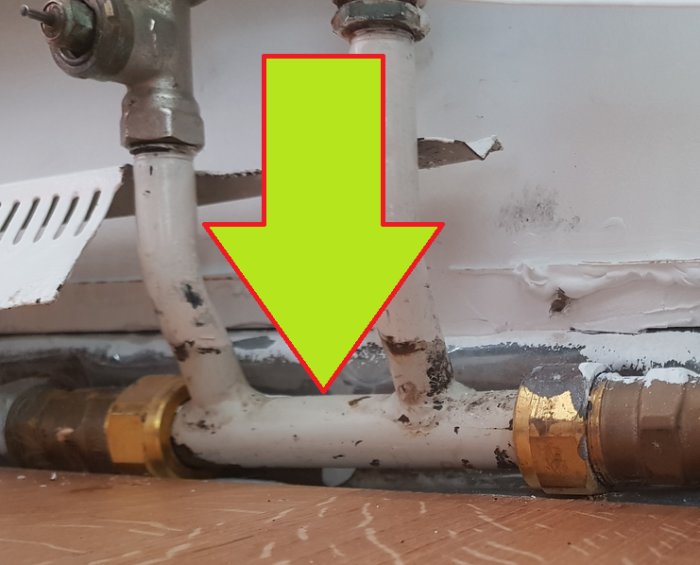 VVS-rörinstallation med begränsat utrymme för en TA-trim enhet, markerat med en stor röd pil.