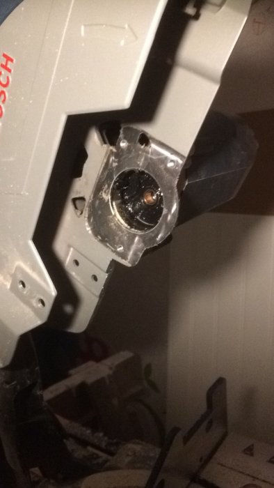 Delvis demonterad elektrisk maskindel med synlig axel och skruvar, indikerar lagerhaveri och underhållsarbete.