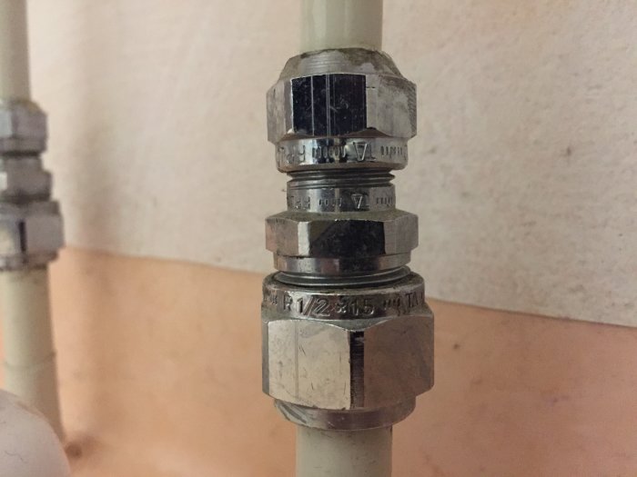Rördelar med klämringskoppling inför badrumsrenovering, dolt rörsystem i Älvsbyhus.