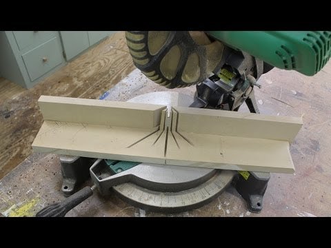 Offerbräda monterad som ett "L" på en kap- och geringssåg med synliga skärmärken, för att förhindra flisning vid sågning.