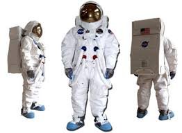 Skyddsdräkt liknande astronautdräkt med hjälm och ryggväska, presenterad av Svenska isolerrådet.