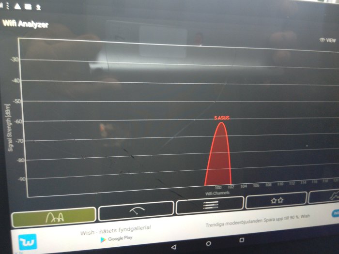 Läsplatta som visar en Wifi Analyzer-graf med ett markerat nätverk och signalstyrkevärden.