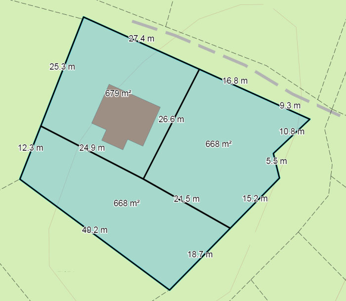 Kartskiss som visar förslag på uppdelning av en större tomt i två mindre tomter med måttangivelser.