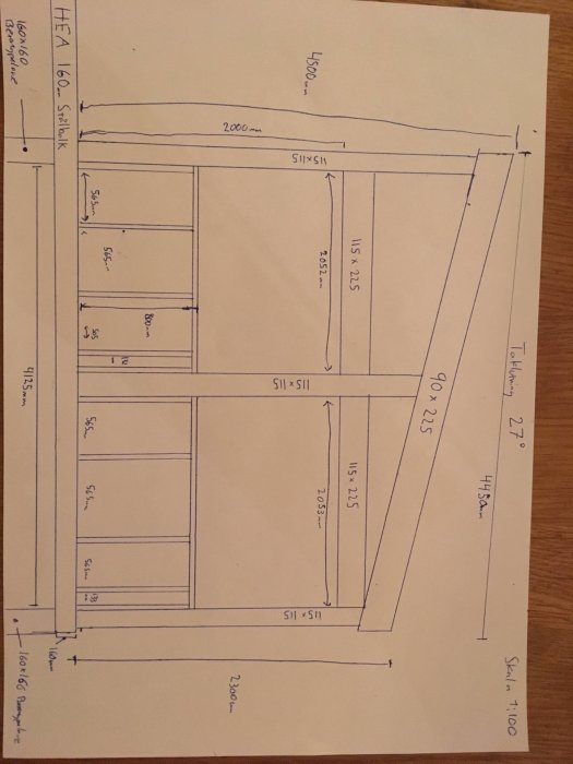 Handritad skiss av stommen för ett uterum med måttangivelser och tekniska detaljer.