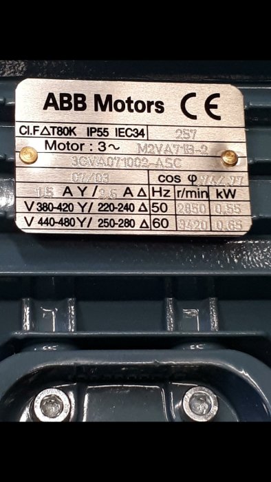 Metallskylt på motor med tekniska specifikationer från ABB Motors, inklusive modell, spänning och frekvens.