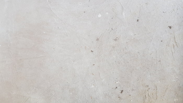 Jämförelse av en slät och en rå betongyta för att visa skillnaden när den är glättad.