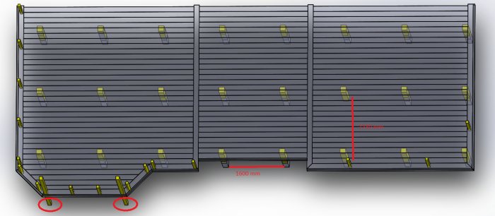 Skiss av altan med dimensioner, bärlinor och skruvreglar markerade, och två utmärkta punkter.