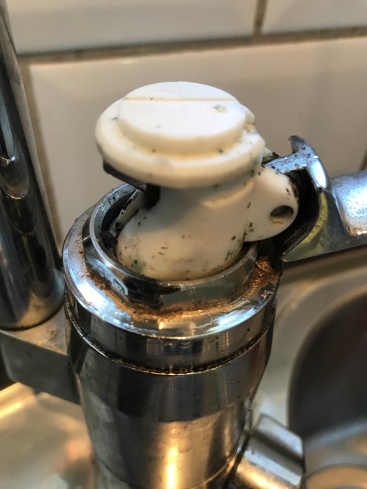 Närbild på vit plastinsats på en Mora köksblandare som är svår att vrida.