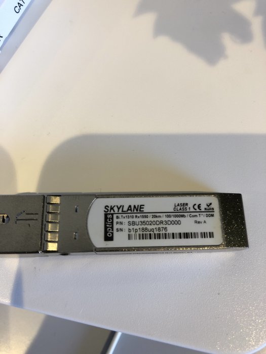 Närbild av Skylane optisk SFP transceiver-modul med etikettinformation.