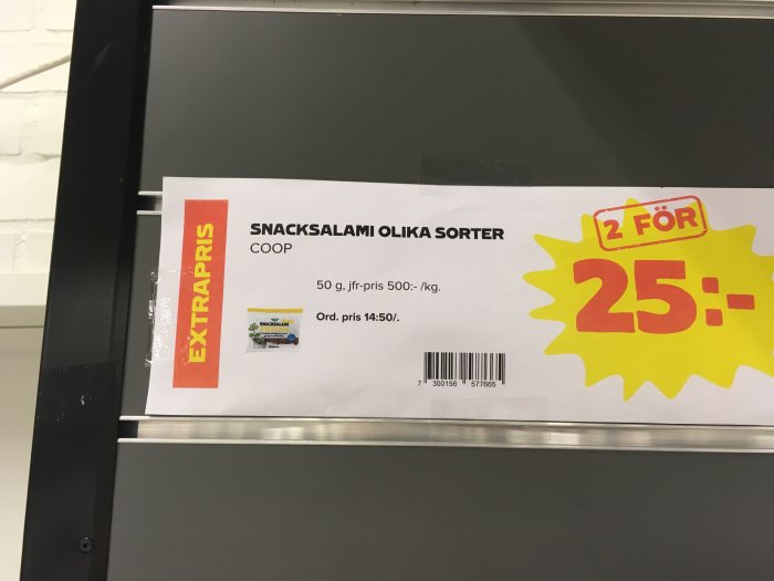 Extrapris-skylt på Coop för snacksalami olika sorter, erbjudande 2 för 25 kronor.