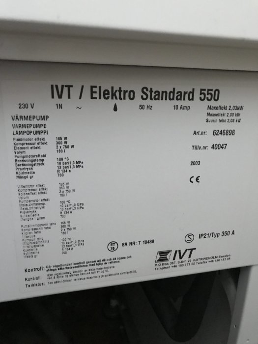 Etikett på en IVT Elektro Standard 550 värmepump med tekniska specifikationer och tillverkningsår 2003.