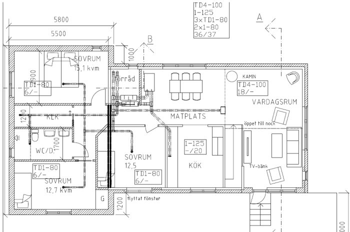 Arkitektonisk ritning av husets layout med markerade ventilationsvägar, köksfläkt och rumsindelning.