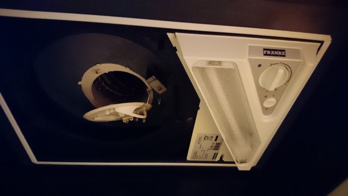 Köksfläkt inbyggd i taket med vred för styrning av hastigheter, märkt FRANKE, utan spjället synligt.