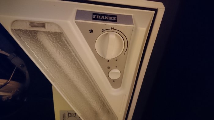 Närbild på en Franke fläktkåpa med reglage för olika hastighetsinställningar.