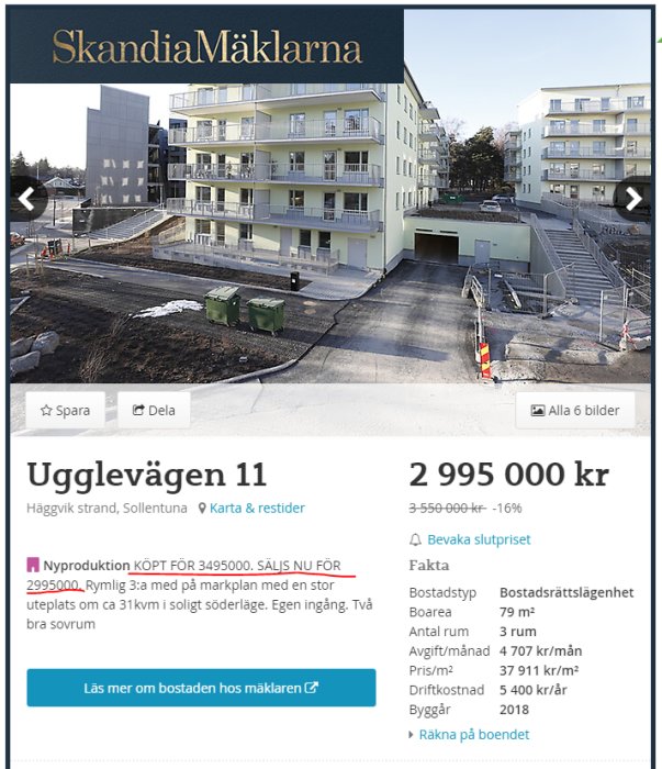 Nybyggd flervåningsfastighet med balkonger, skylt för SkandiaMäklarna, och byggaktivitet utanför.