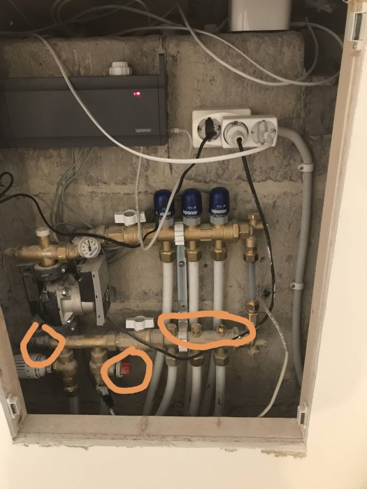 Värmesystem med termostat, returventil och strypventiler markerade, inomhusinstallation för golvvärme.