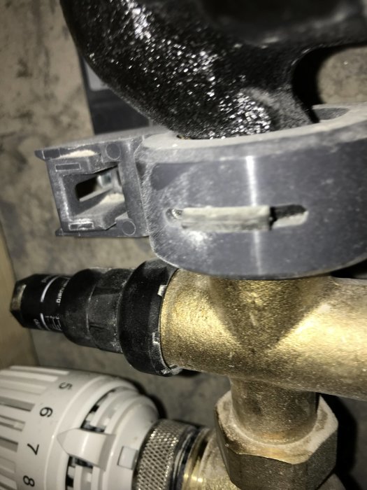 Närbild på elementventil och termostatinställning på nivå 6-7, inga människor synliga.